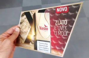 Reklamni uzorak koji prikazuje dubinu i jasan tekst pod različitim uglovima posmatranja.