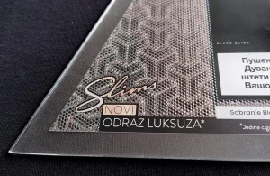 Detalj teksture i svetlucavog 3D efekta na premium reklamnom uzorku rađenom lentikular tehnologijom.