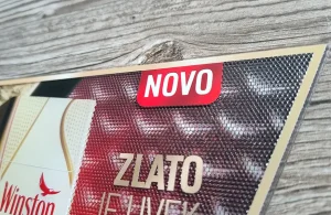 Krupni kadar teksture lentikularne stampe sa sočivima na reklamnom materijalu.