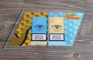 Unikatni reklamni uzorak sa lentikularnim efektom pokreta, slikan na drvenoj površini.